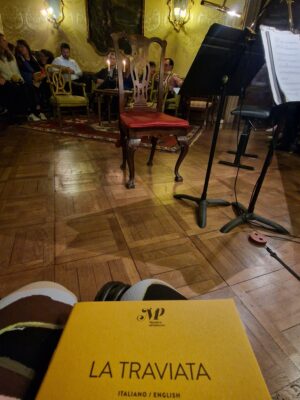 Programmaboekje La Traviata op schoot