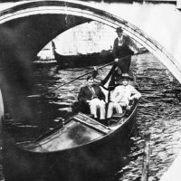 Venetië, Bram en Wim in de gondel onder Ponte di Paglia