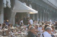 Oorstrelende muziek voor het peperdure terras op piazza San Marco