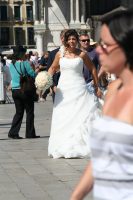 bruidje onderweg voor fotoshoot