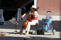 Elena Krasantowitch, cellist in Venetië brengt haar magische klanken ten gehore